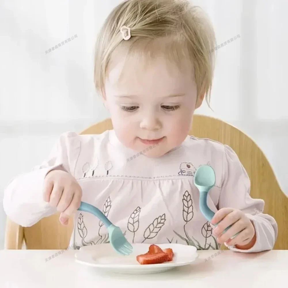 Ensemble fourchette et cuillère pour bébé, poignée en Silicone souple, ustensiles pliables pour tout-petits, vaisselle d'entraînement, outils d'auto-alimentation pour nourrissons et enfants - Image 4
